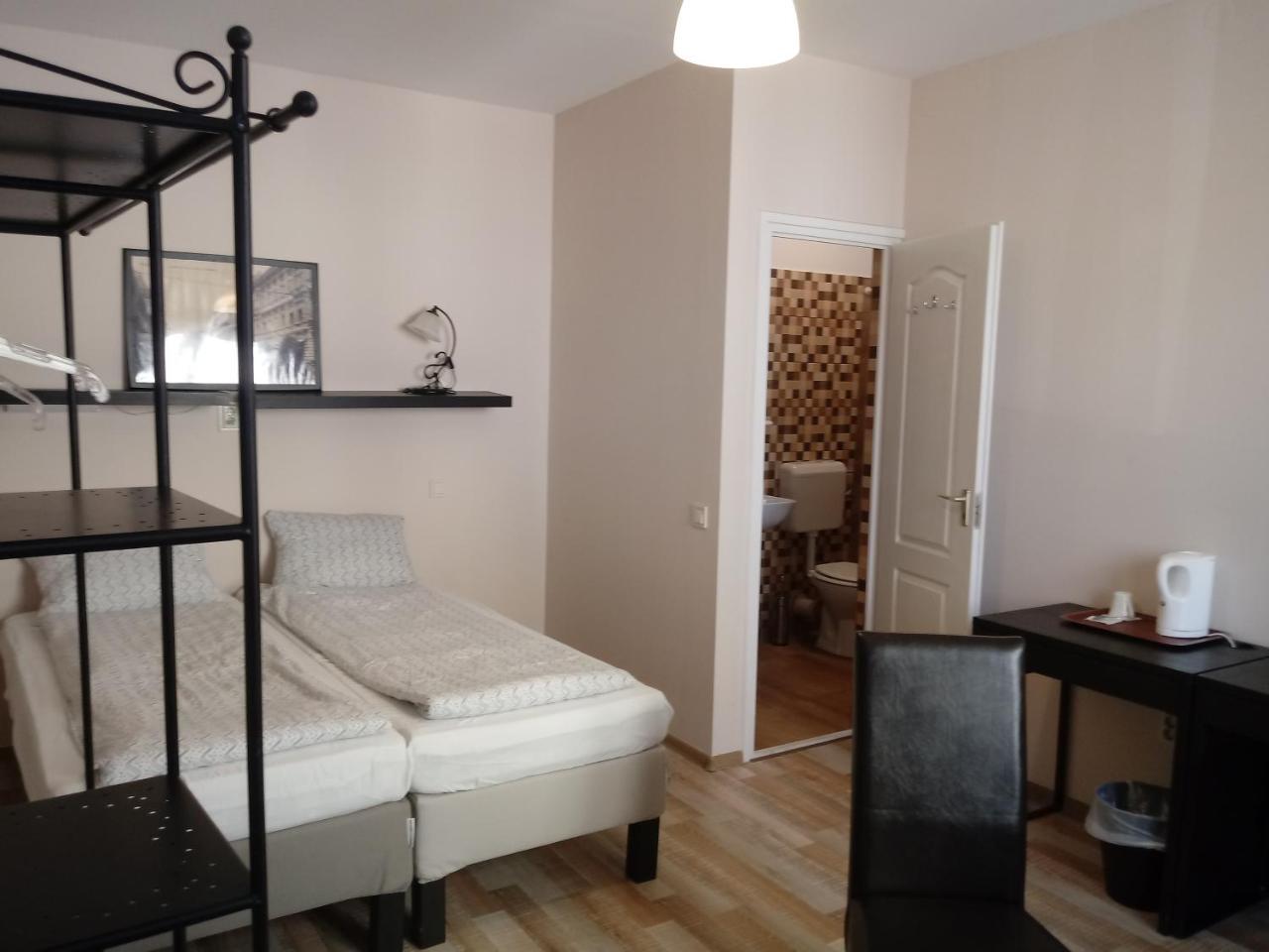 Bed and Breakfast Promenade Panzio Miskolc Esterno foto