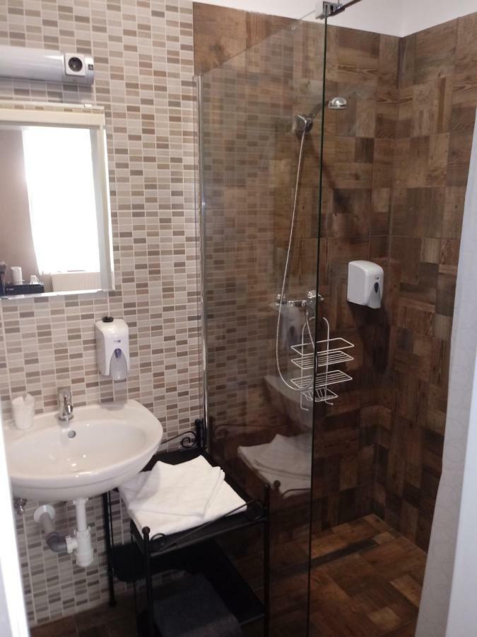Bed and Breakfast Promenade Panzio Miskolc Esterno foto