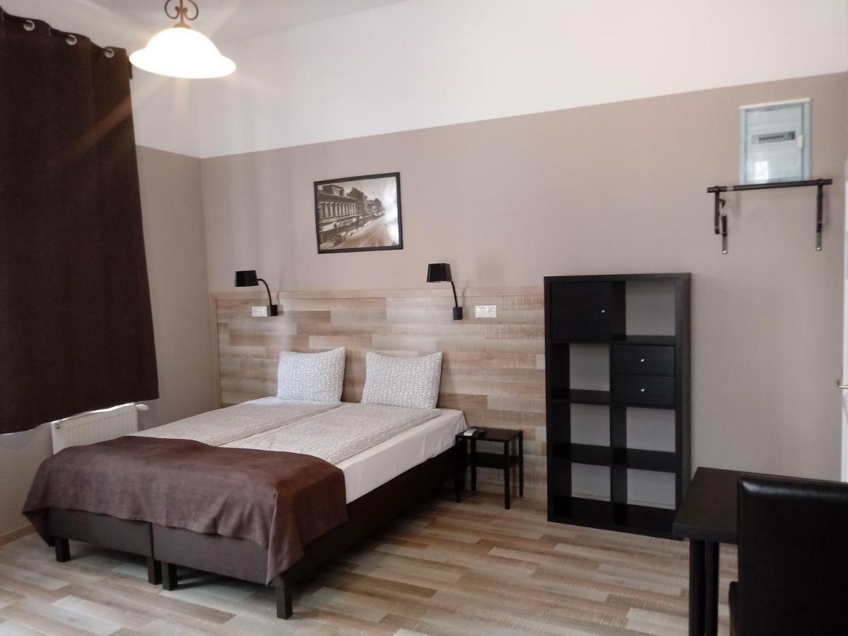 Bed and Breakfast Promenade Panzio Miskolc Esterno foto