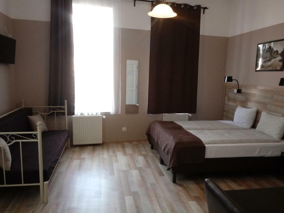 Bed and Breakfast Promenade Panzio Miskolc Esterno foto