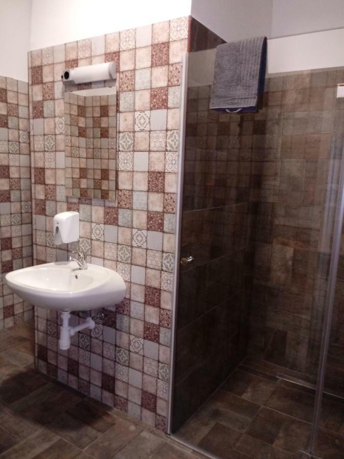 Bed and Breakfast Promenade Panzio Miskolc Esterno foto