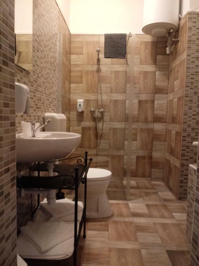Bed and Breakfast Promenade Panzio Miskolc Esterno foto
