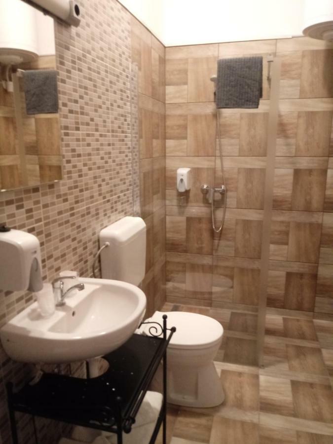 Bed and Breakfast Promenade Panzio Miskolc Esterno foto