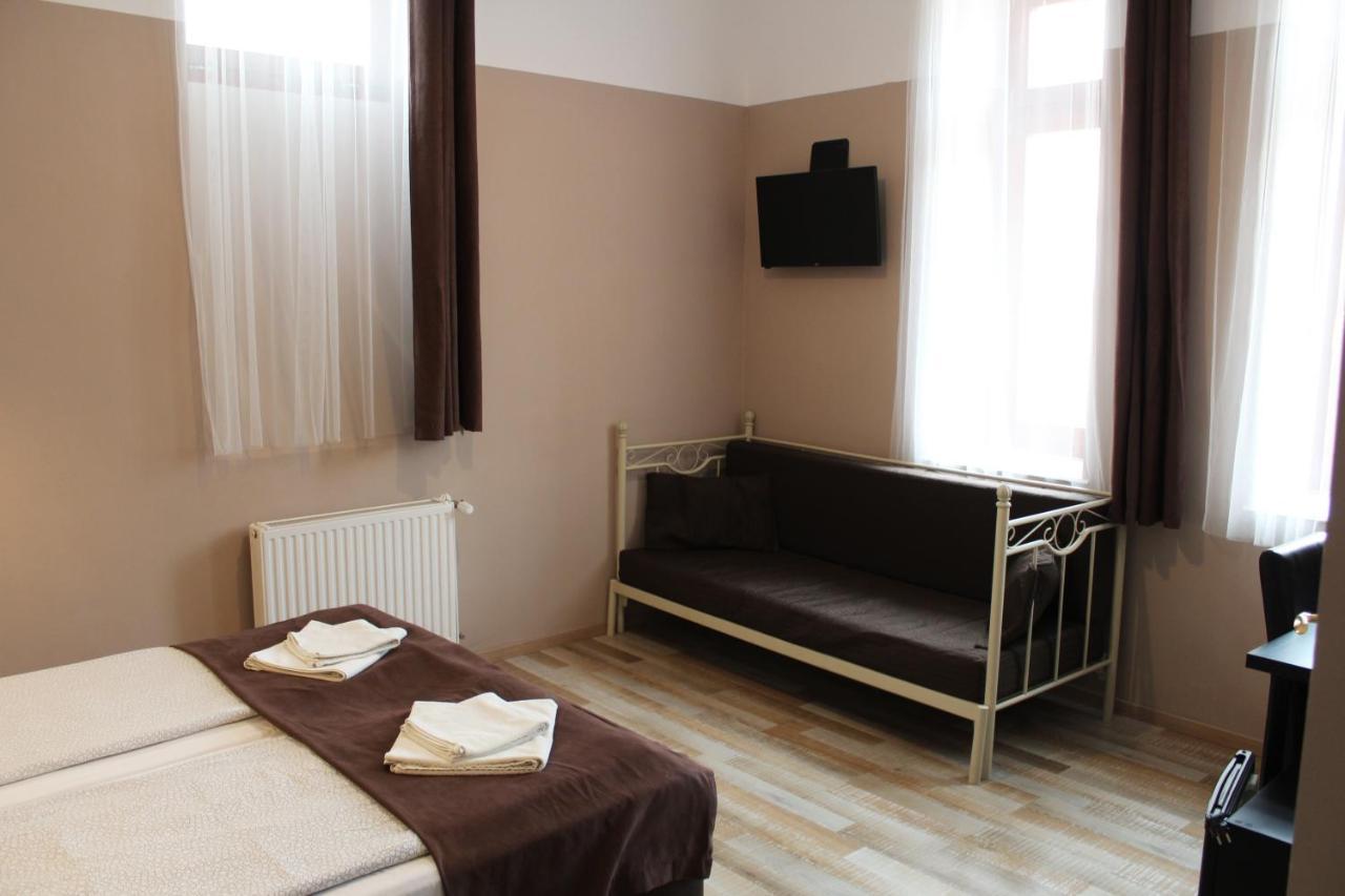 Bed and Breakfast Promenade Panzio Miskolc Esterno foto