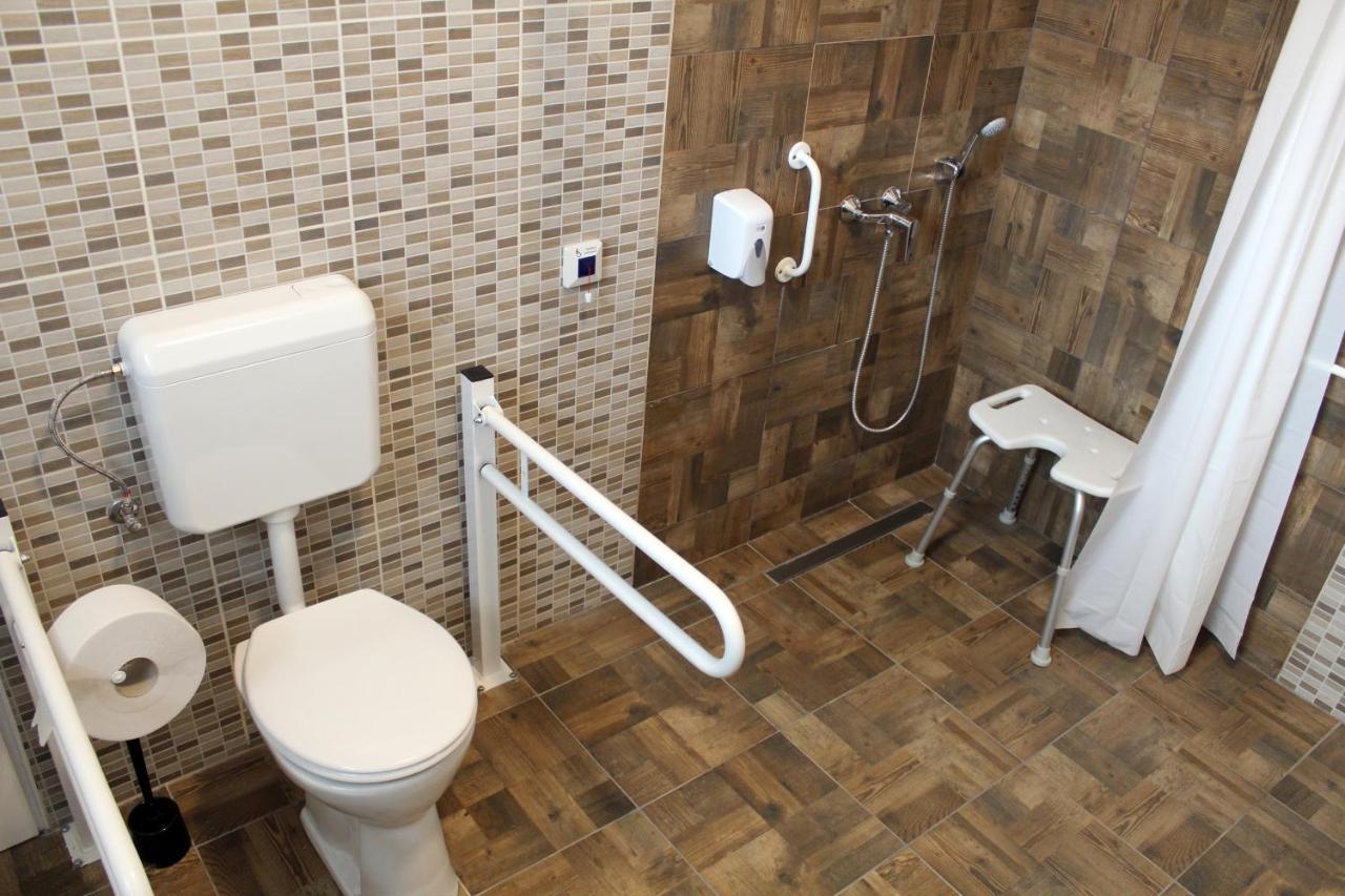 Bed and Breakfast Promenade Panzio Miskolc Esterno foto